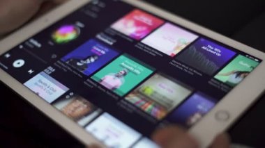 Sofya, Bulgaristan-23 03-2020: Tablet Müzik Akımı Uygulamasını Spotify Müzik Listelerine Kaydırma