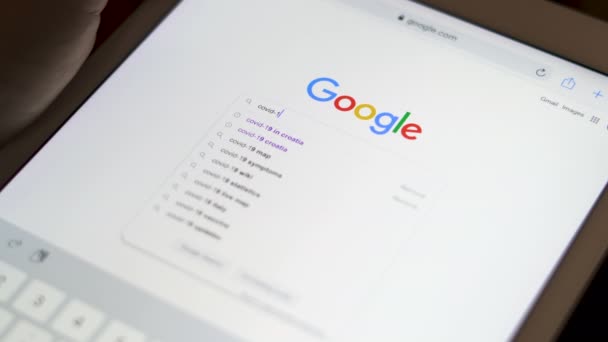 Sofia, Болгарія-23 03 2020: Закрити Google пошук новин про пандемію Ковід-19. — стокове відео