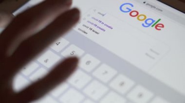 Sofya, Bulgaristan-23 03 2020: Covid-19 koronavirüs hastalığını Google araması. Sosyal uzaklık, karantina tedbirleri