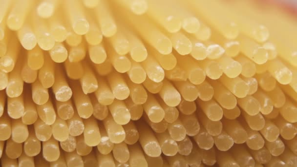 Сырые спагетти, макросъемка в качестве фона — стоковое видео
