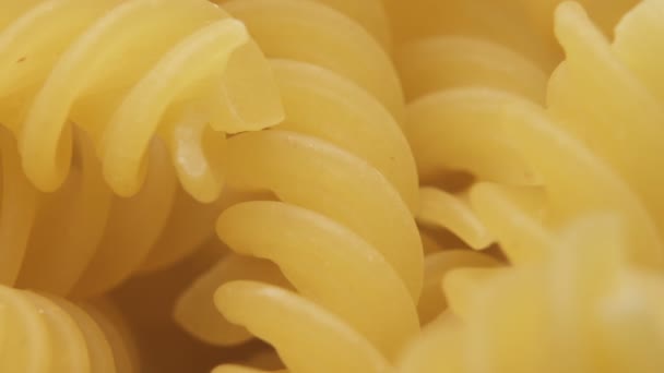 Fondo alimenticio Elegante Pasta Dish. Golden Raw Fusilli macro shot de pasta — Vídeos de Stock