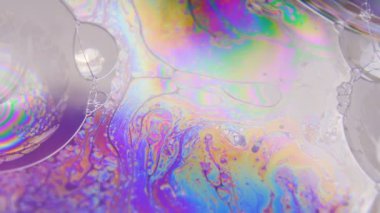 Mor sıvı akışı farklı renklerde kabarcıklar yaratır. Psikedelik konsept