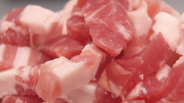 Pezzi di carne fresca cruda o prosciutto di maiale tritato in ciotola o in lavagna — Video Stock