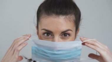 Kadın doktor. Mavi tıbbi maske takıyor. Yakın çekim.