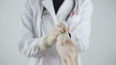 Laboratuvara eldiven takan bir kadın bilim adamı. Coronavirus hastalığını önleme