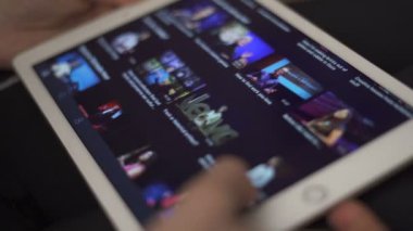 Sofya, Bulgaristan-23 03-2020: TED müzakere başvurularından oynamak için bir video seçen kişi
