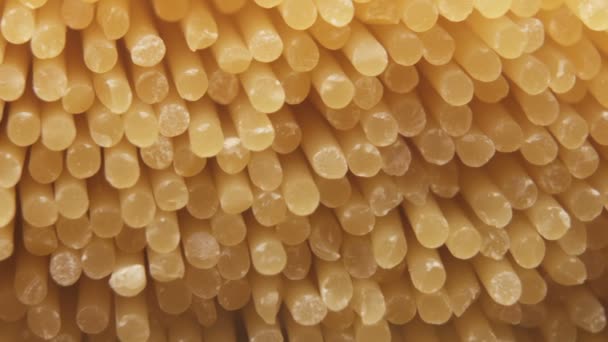 Macro Shot van rauwe gedroogde Italiaanse pasta Spaghetti Noodles — Stockvideo