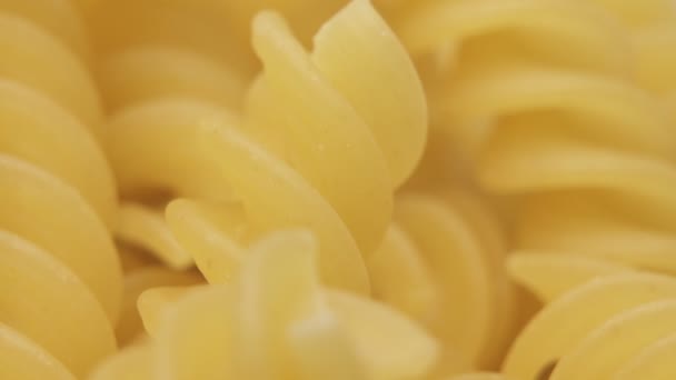 Pasta italiana llamada fusilli, pasta de forma helicoidal. Macro de cerca — Vídeo de stock