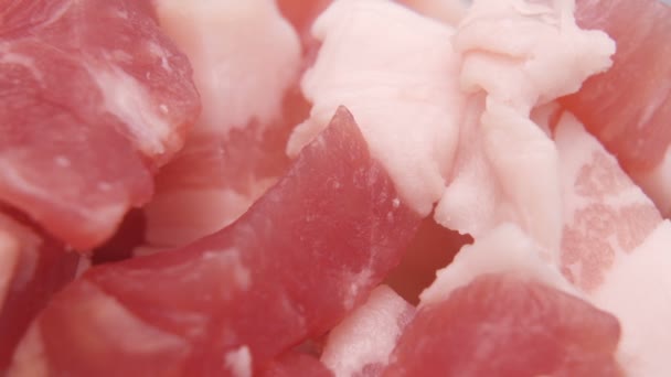 Tlusté plátky a kostky slaniny v misce, makro — Stock video