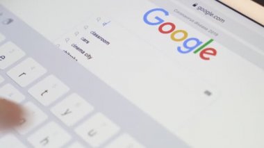 Sofya, Bulgaristan-23 03 2020: iPad tableti kullanarak Covid-19 'u Google' da ara. Evde kal, kapıları kilitle.