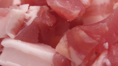 Makro dilimlenmiş jambon. Küp küp kesilmiş çiğ domuz eti yakın çekim
