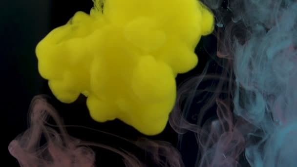 Gele kleur verf druppels in het water in slow motion — Stockvideo