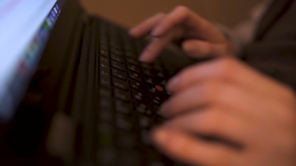 Närbild av kvinnan fingrar skriva på laptop tangentbord. Arbeta hemifrån på soffan — Stockvideo
