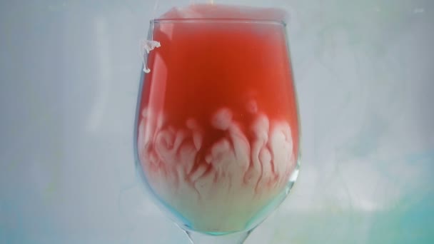 Nube de tinta sedosa en agua aislada sobre fondo blanco. Colorida tinta en el agua — Vídeos de Stock