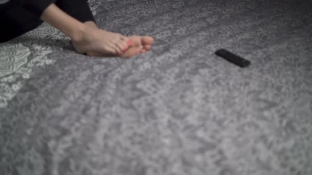 Femme d'affaires pieds nus avec des lunettes de travail sur ordinateur portable de la maison — Video