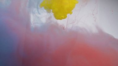 Dalgalar ve farklı renkte duman suyun altında karışıyor.