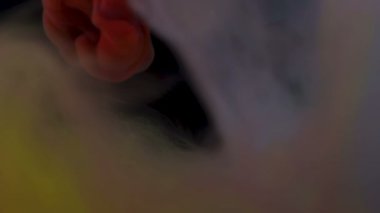 Kanlı kırmızı bulutlar sisle karışıyor. Soyut arkaplan kavramı