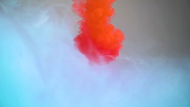 塗料や絹のような煙蒸気の赤い雲と水中で一緒に混合 — ストック動画