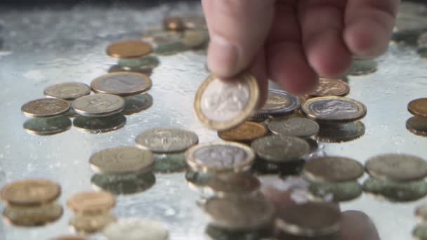 Mužská ruka sbírá zlaté nebo stříbrné mince pod vodou. Koncept lovce pokladů — Stock video