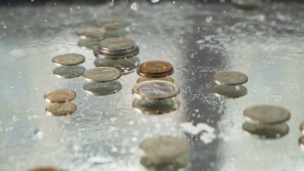 Monedas cayendo en el agua y golpeando el fondo creando burbujas — Vídeos de Stock