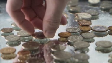 Erkek, suyun altında bozuk para topluyor ve kabarcıklar yaratıyor. Yavaş çekim