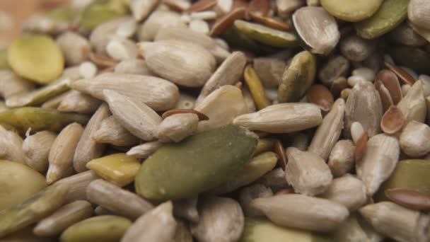Semillas de calabaza verde cáscara y texturas de semillas de girasol, macro shot. Fondo alimentario — Vídeo de stock