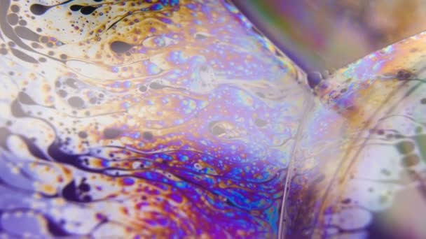 Цветные жидкие пузырьки воды абстрактного фона. Макровыстрел жидкости — стоковое видео