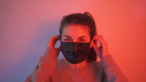 Covid 19 vrouw zet bescherming masker — Stockvideo