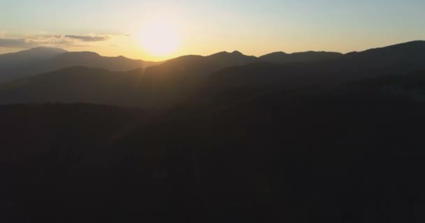 Hermoso atardecer con cielo azul claro sobre siluetas oscuras de montaña — Vídeo de stock