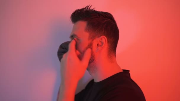 Seitenansicht eines jungen Mannes mit schwarzer Gesichtsmaske. Hände setzen Gesichtsmaske Ohrenschlaufen Seitenansicht — Stockvideo
