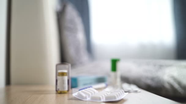 Blister med piller på nattduksbordet i trä — Stockvideo