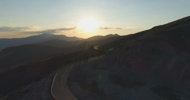 Majestätisk solnedgång över ensam tom bergspass väg — Stockvideo