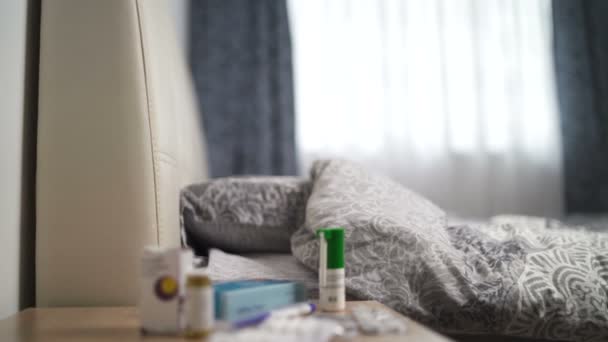 Camera da letto con compresse in blister e altri medicinali sul comodino — Video Stock