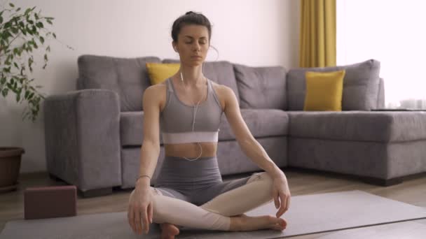 Mujer joven relajada y confiada meditando durante la cuarentena — Vídeos de Stock