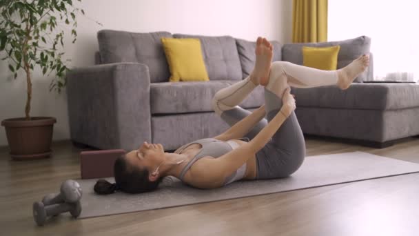 Zijaanzicht van flexibele vrouw in sportkleding doen Schouder stand pose — Stockvideo