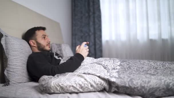 Homem doente tosse enquanto joga jogos com controlador em casa — Vídeo de Stock