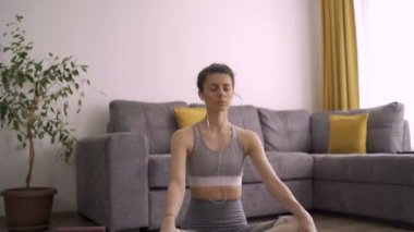 Güzel kadın Namaste. Yogacı kız evde pratik yapıyor.