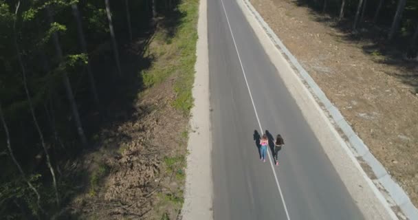 Подходящие спортсменки, бегущие по асфальтовой дороге — стоковое видео