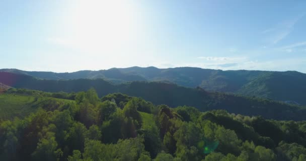 Hermosa vista panorámica de bosques, colinas verdes y montañas con cielo azul claro — Vídeos de Stock