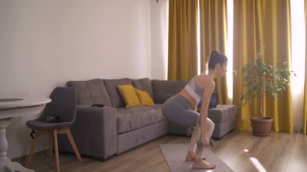 Zdrowy styl życia dziewczyna ćwiczy rano, w spodniach do jogi i przy użyciu hantli — Wideo stockowe