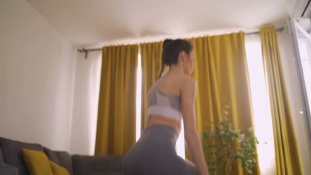 Ung fit flicka gör hemmaträning för ben med vikter — Stockvideo