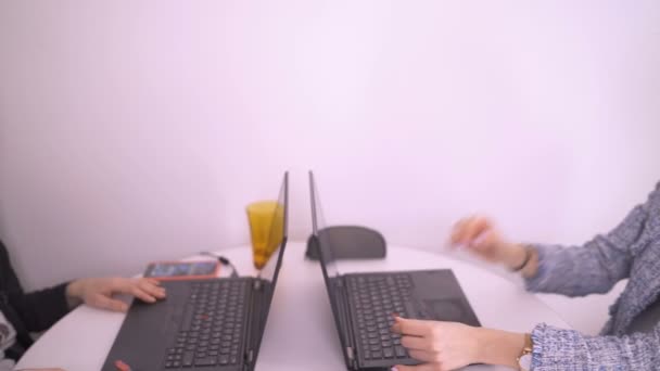 Estudiantes tomando cursos en línea durante la cuarentena. Educación en el hogar durante la pandemia — Vídeos de Stock