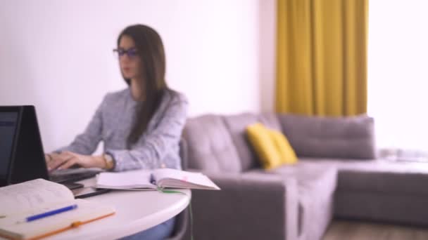 Jovens produtivas que trabalham em casa. Irmãs fazendo projeto de trabalho em laptops — Vídeo de Stock