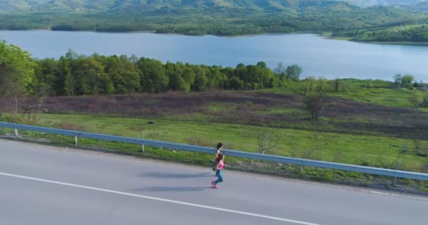 Mujeres jóvenes amigos disfrutando de una carrera en la mañana cerca del lago escénico — Vídeos de Stock