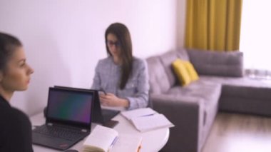 Evden çalışan iş kızları. Karantina sırasında merkez ofis