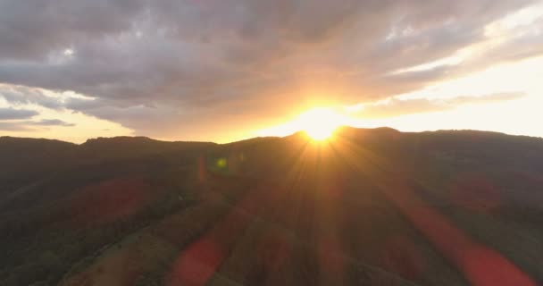 Hermosa puesta de sol en las montañas con nubes de tormenta oscura — Vídeos de Stock