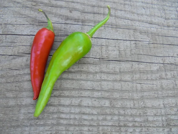 Pimentos Frescos Amargos Vermelhos Verdes Estão Esquerda Uma Superfície Madeira — Fotografia de Stock