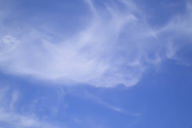 Beyaz saydam sirrus bulutlu mavi-mor gökyüzü. Doğal arka plan