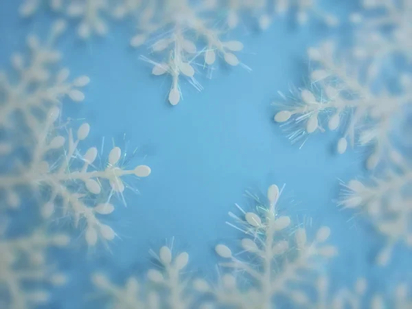 Białe Plastikowe Płatki Śniegu Wykonane Błyszczącego Błyskotki Niebieskim Tle Świąteczne — Zdjęcie stockowe