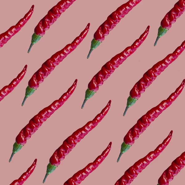 Pembe arka planda bir sürü kırmızı, taze acı biber